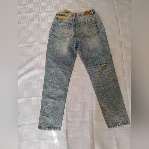 Aéropostale Distressed High Waisted Mom Jean NWT Size 4 - Picture 3 of 11
